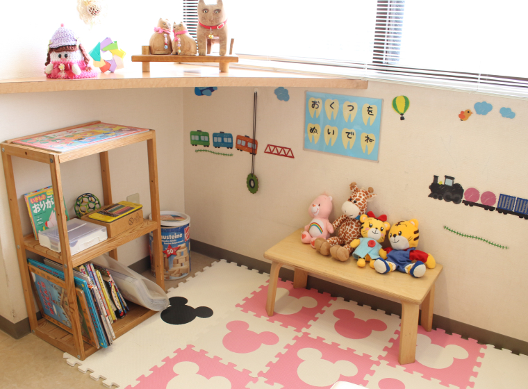 03 駐車場・キッズスペースあり。ご家族みんなで通院可能